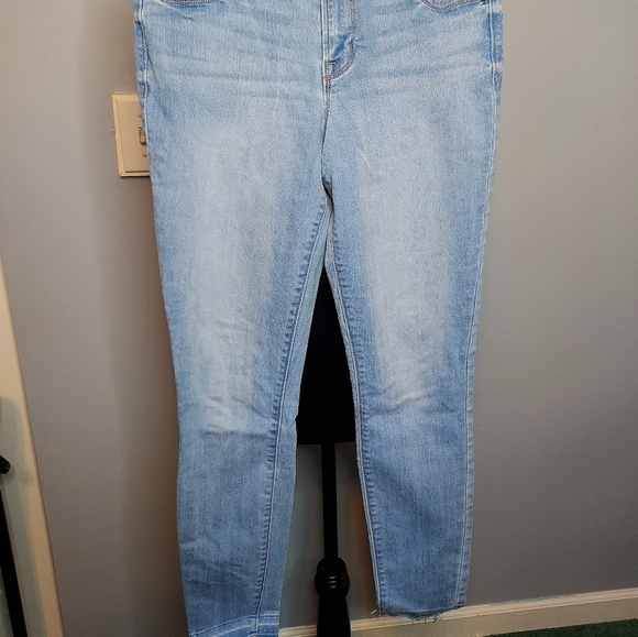 Old Navy Light Wash Mid-Rise Rockstar Jeans Size 2 - Picture 2 of 10